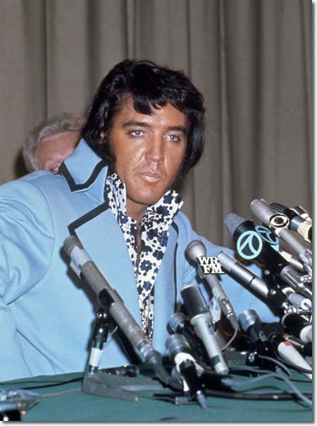 1972_elvis_new_york_press_conference1.jpg